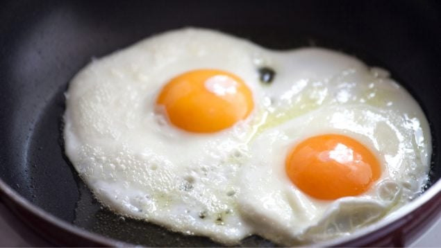 Freír huevos con pepino