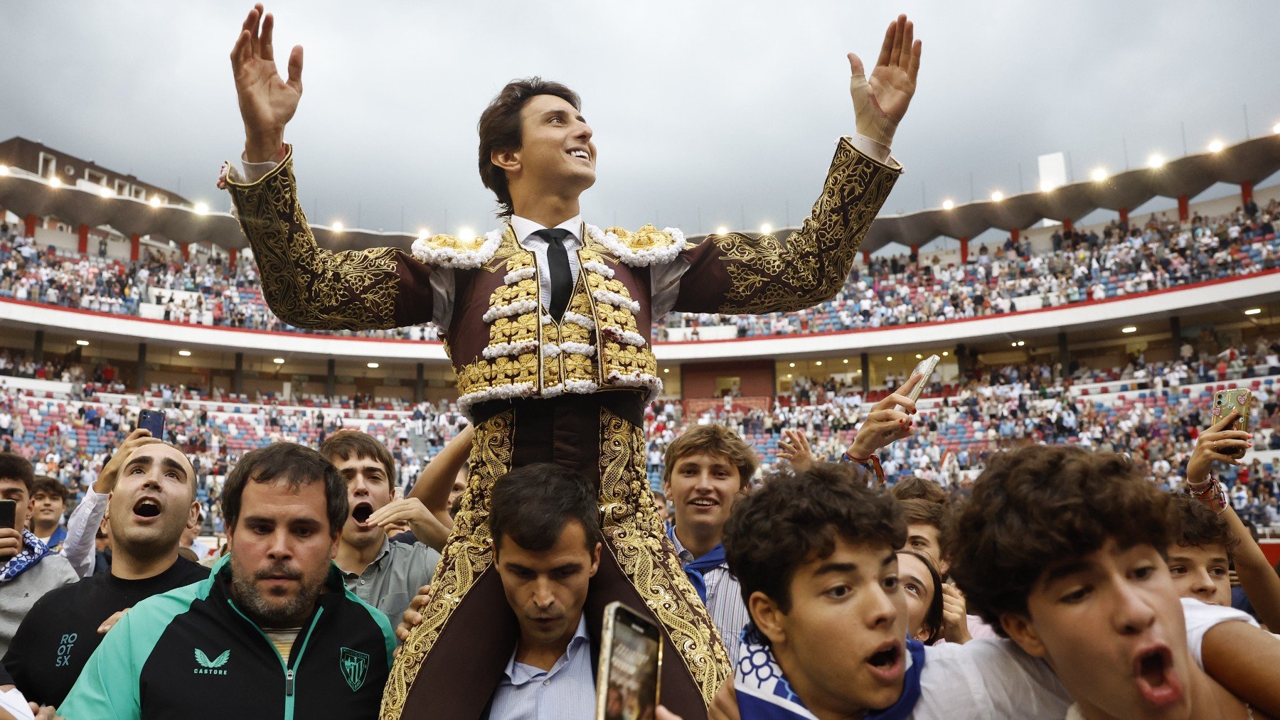 Andrés Roca Rey sale a hombros, este jueves en Bilbao (Foto: EFE).