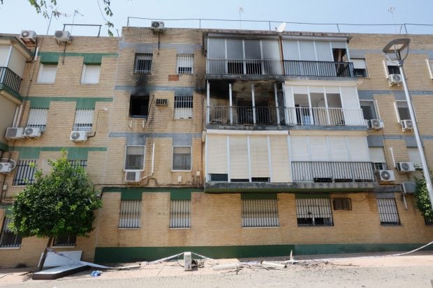 Una mujer muerta y un hombre herido tras saltar de un segundo piso en llamas en Alcalá de Guadaíra