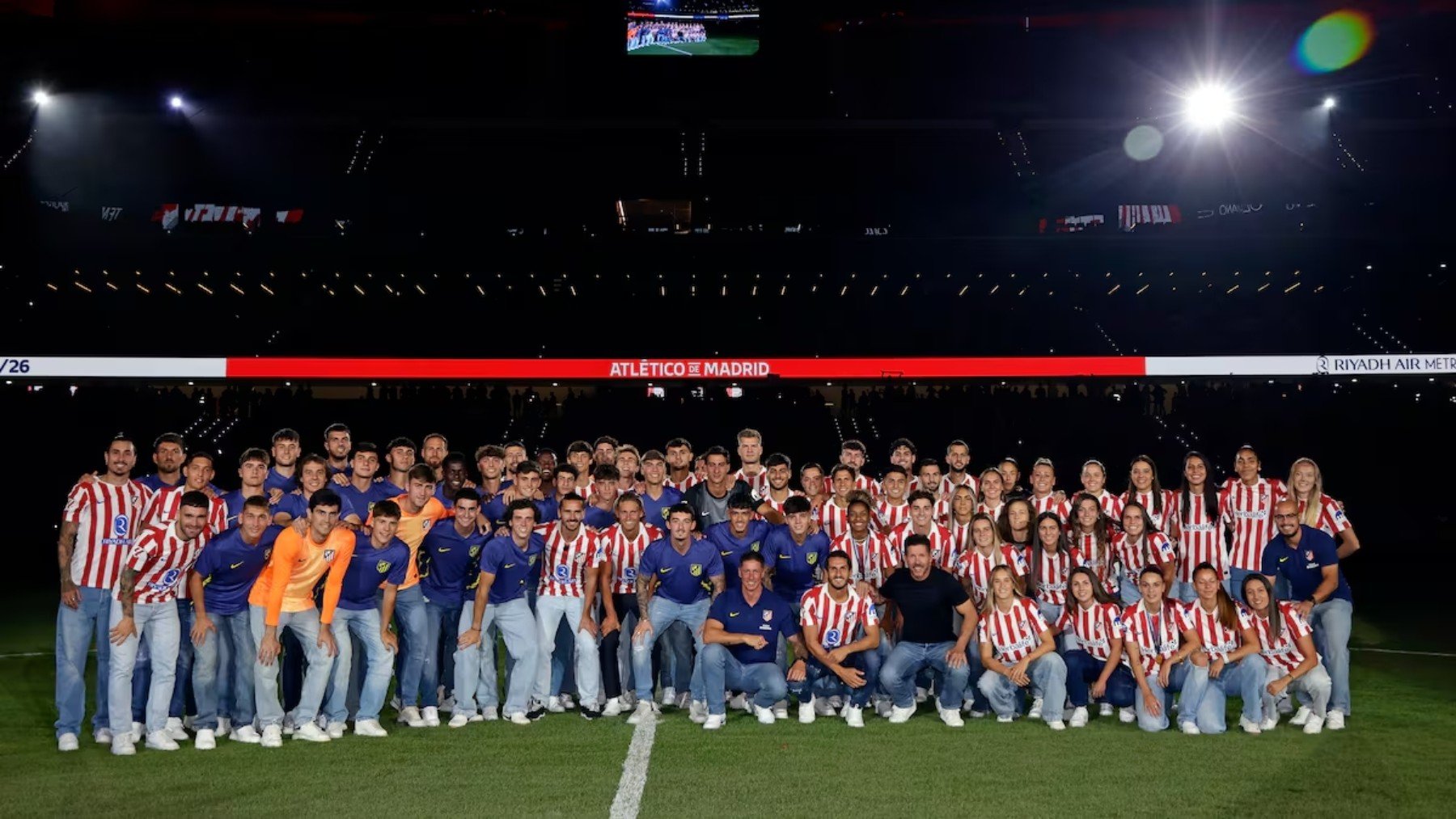 Foto de familia de las tres principales plantillas rojiblancas. (Atlético)