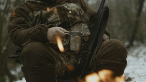 Cazador tomándose un descanso. Foto: Pexels.