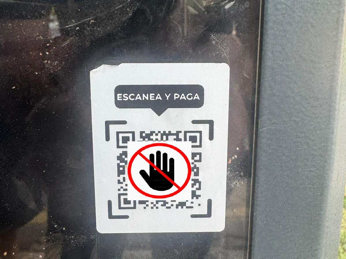 Códigos QR que llevan a una página web falsa en una máquina de la ORA del puerto de Palma.