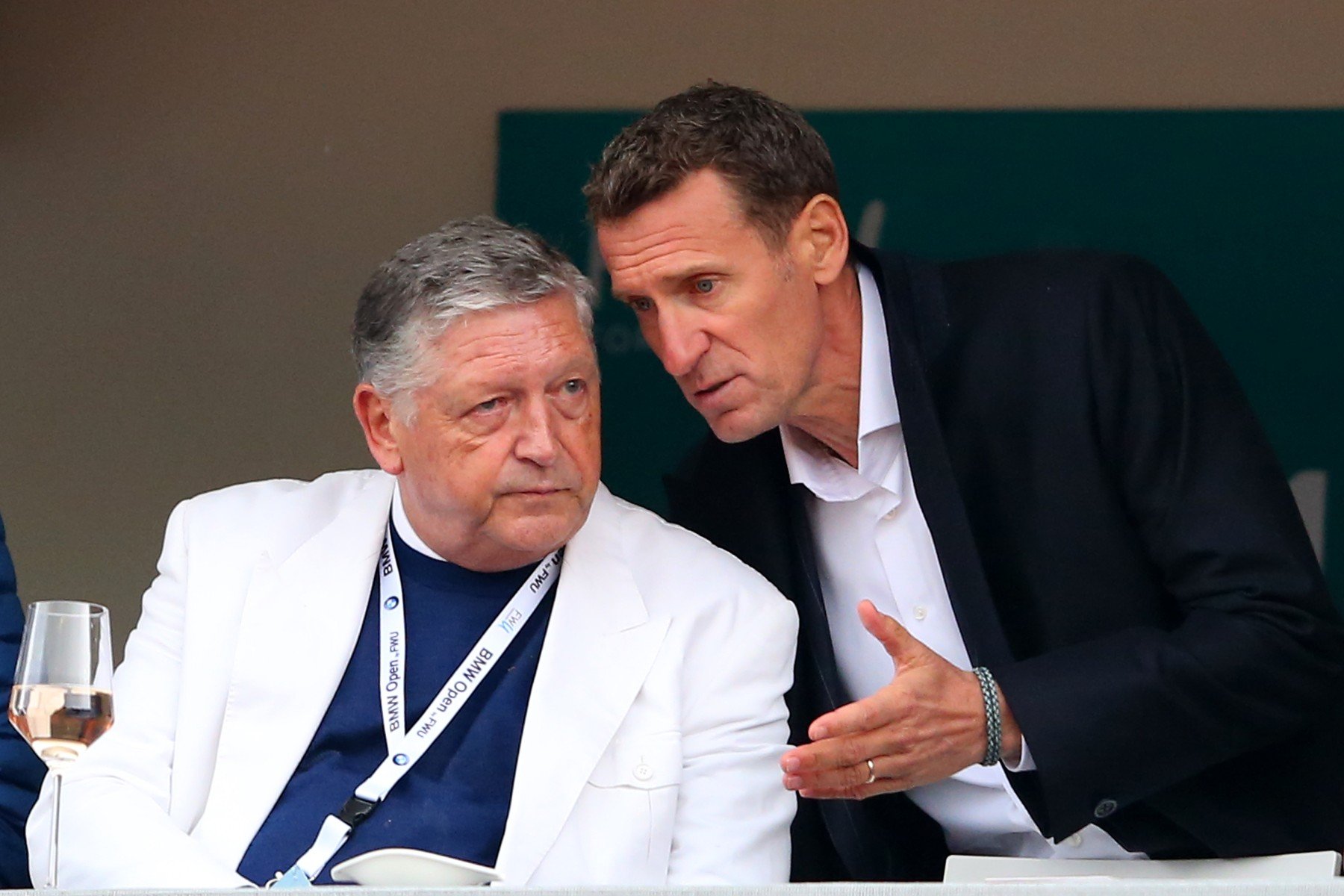 El consejero delegado de FWU, Manfred Dirrheimer (i), junto al tenista Patrick Kuehnen. (Getty)
