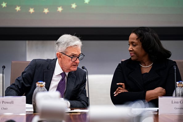 Jerome Powell, junto a Lisa Cook (I), gobernadora de la Fed (Getty Images)