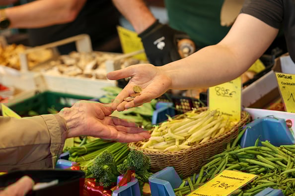 Una persona compra verduras en Hanau (Alemania). (Bloomberg)