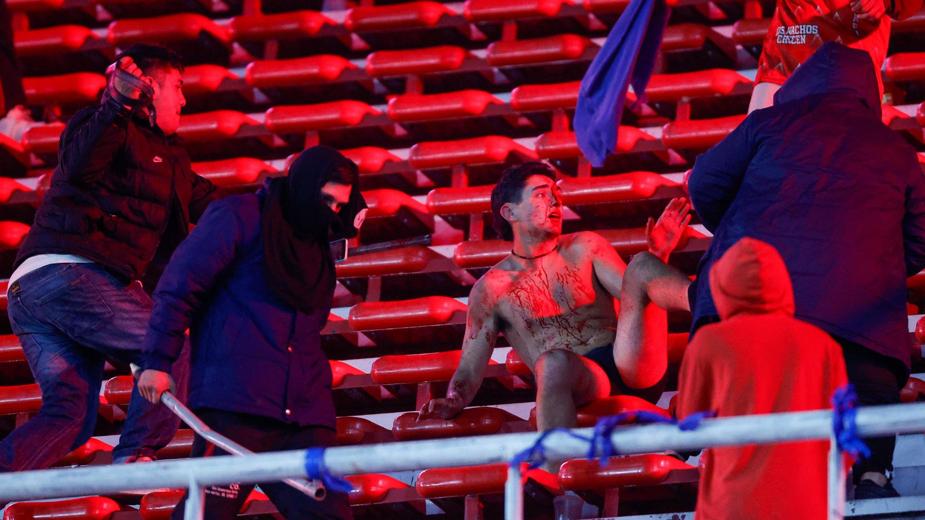 Imagen de la pelea en el Independiente-Universidad de Chile. (EFE)
