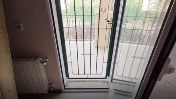 Rejas en las ventanas y puertas de la residencia ilegal.