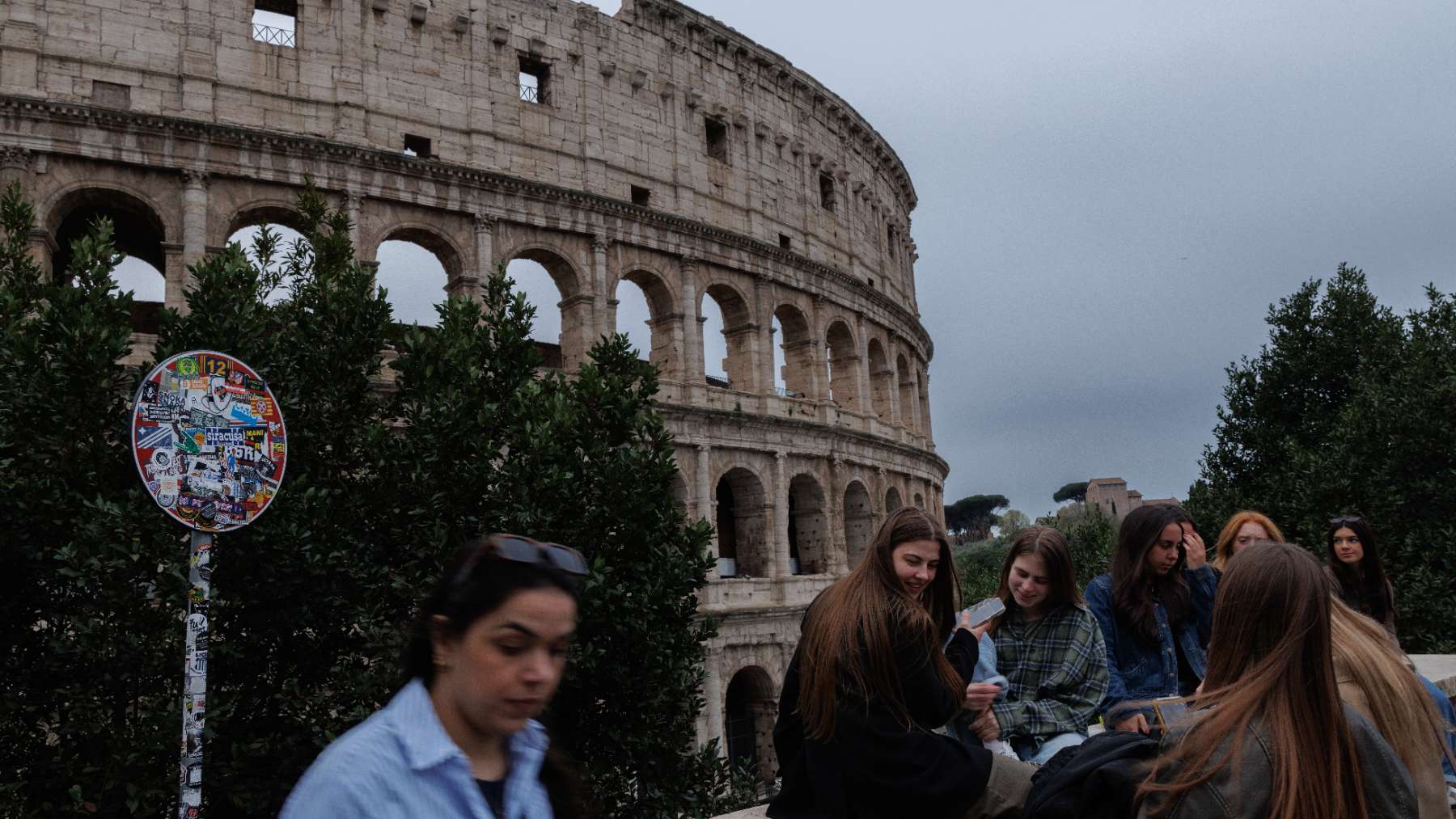 Turistas alrededor del Coliseo de Roma.