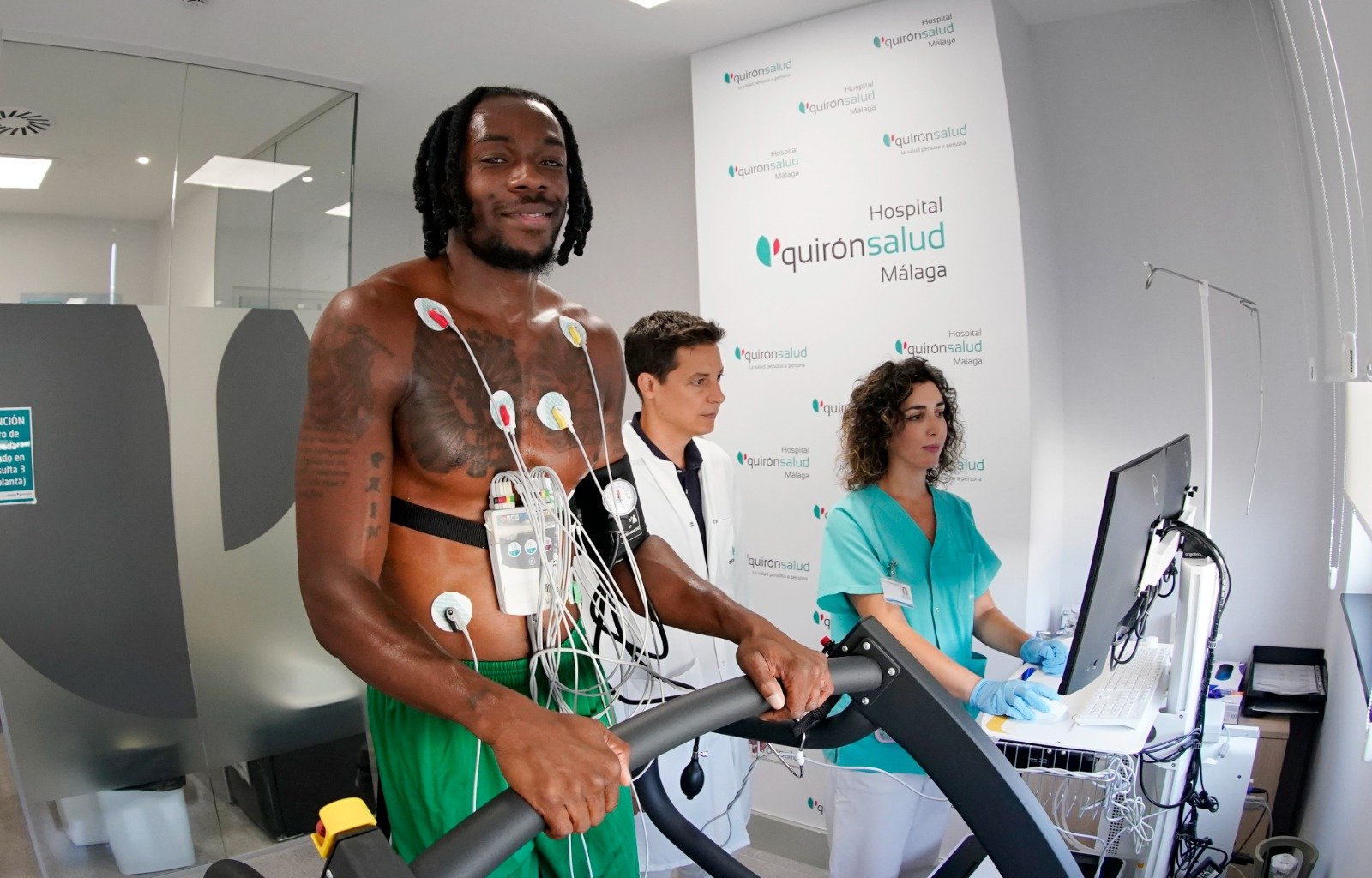 Kendrick Perry sometiéndose a una prueba de esfuerzo junto al doctor Enrique Puche y la enfermera Ana Bello, del Servicio de Cardiología de Quirónsalud Málaga.