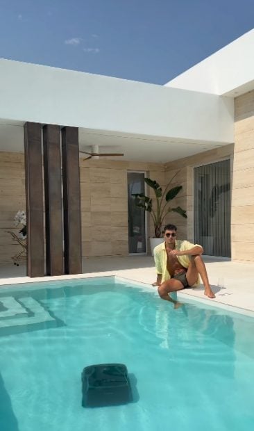 Kiko Jiménez en la piscina de la casa en la que vive con Sofía Suescun (Instagram).