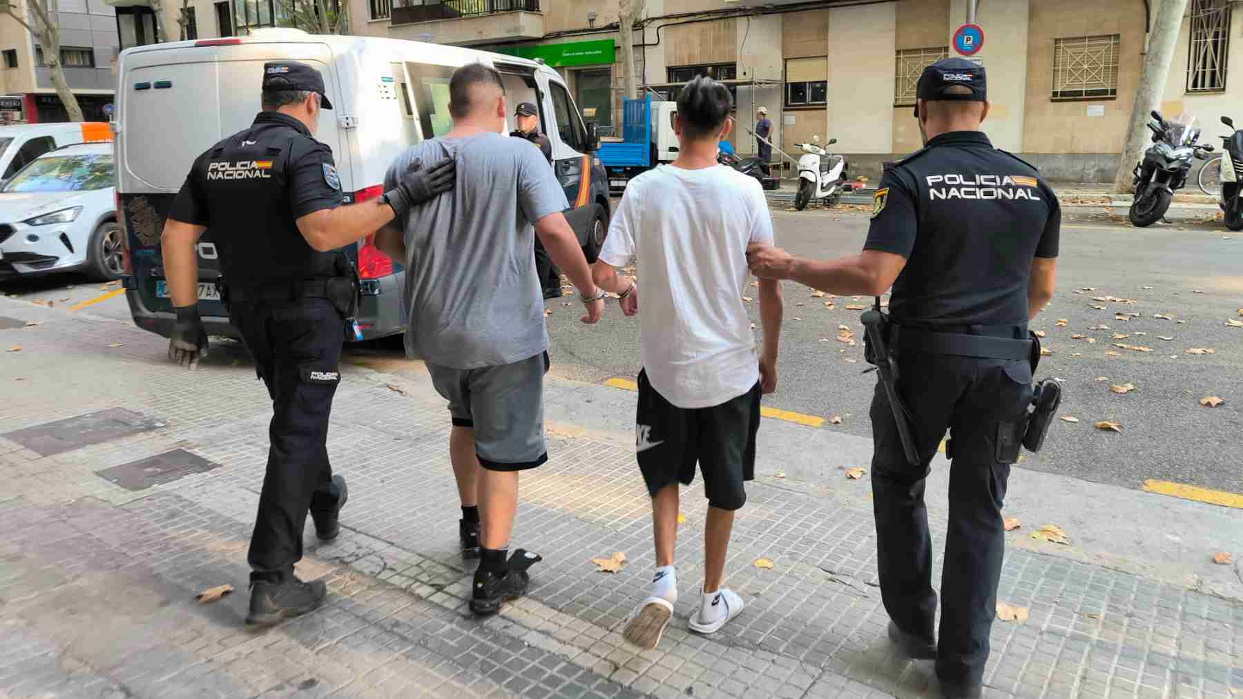 Dos de los detenidos, conducidos por agentes de la Policía Nacional.