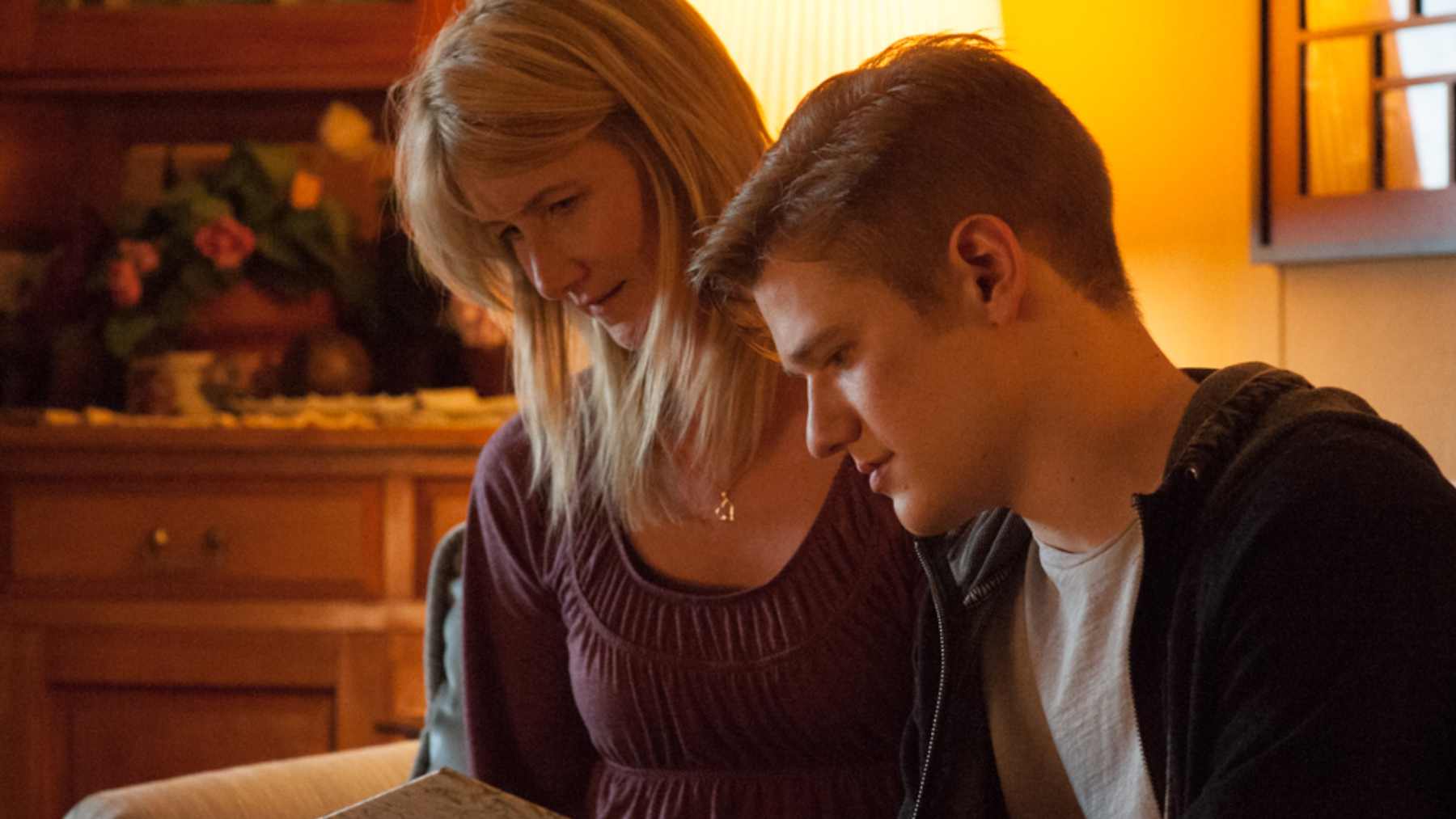 Laura Dern y Lucas Till, en un momento de la película.