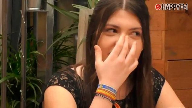 Carol, participante de First Dates que acudió a su cita con una pulsera de la bandera de España (Mediaset).
