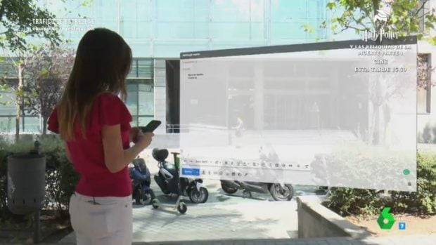 Una reportera de Equipo de investigación durante uno de sus reportajes (Atresmedia).
