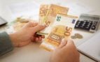 El límite de dinero que puedes dar a un familiar sin pagar impuestos: no tendrás que declarar a Hacienda