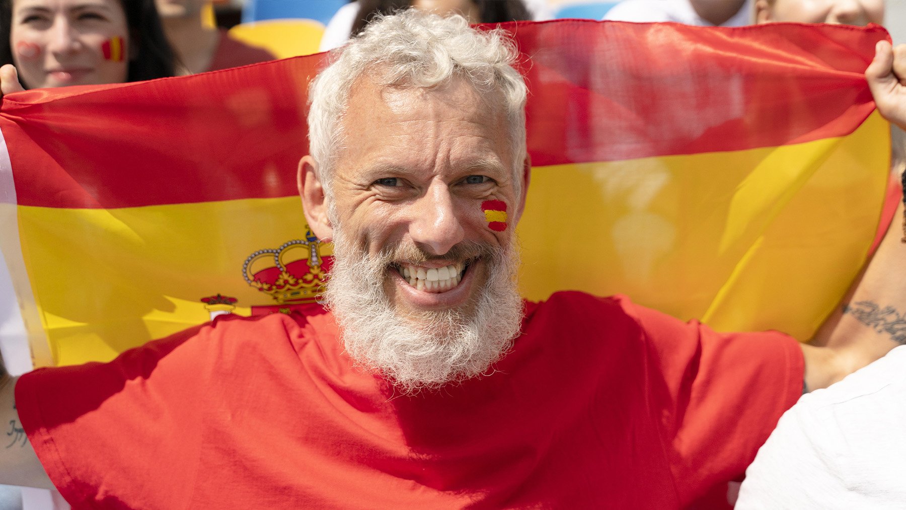 Hombre con la bandera española. Foto: Freepik.