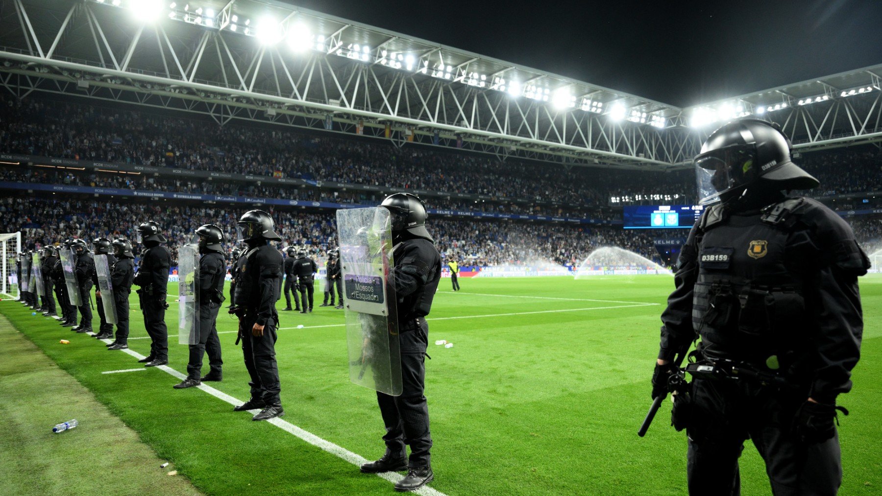 Dispositivo de la Policía Nacional durante el partido entre Espanyol y Barcelona de la temporada pasada. (Getty)
