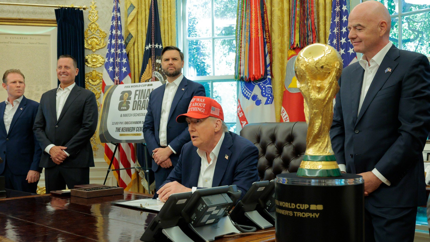 Donald Trump y Gianni Infantino, con la Copa del Mundo. (Getty)