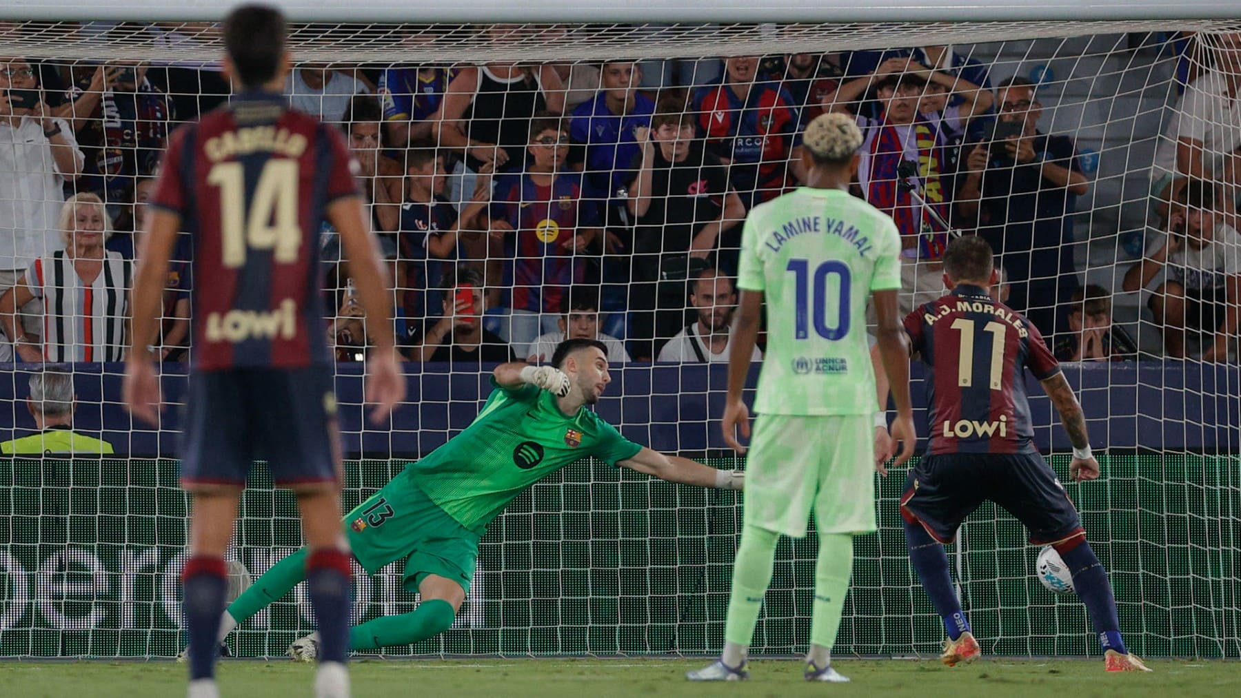 El Barça venció al Levante 2-3 sobre la bocina. (EFE)