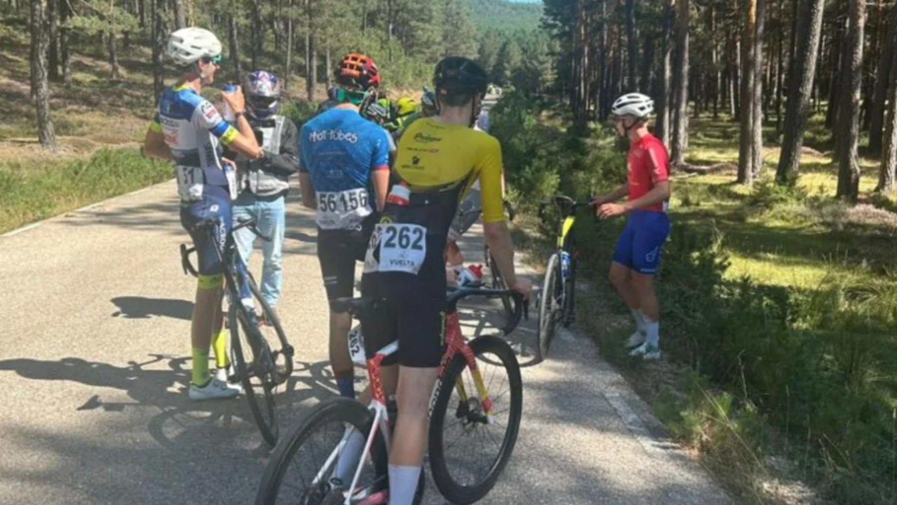Luto en la Vuelta Junior a la Ribera del Duero: muere un joven ciclista en una grave caída masiva