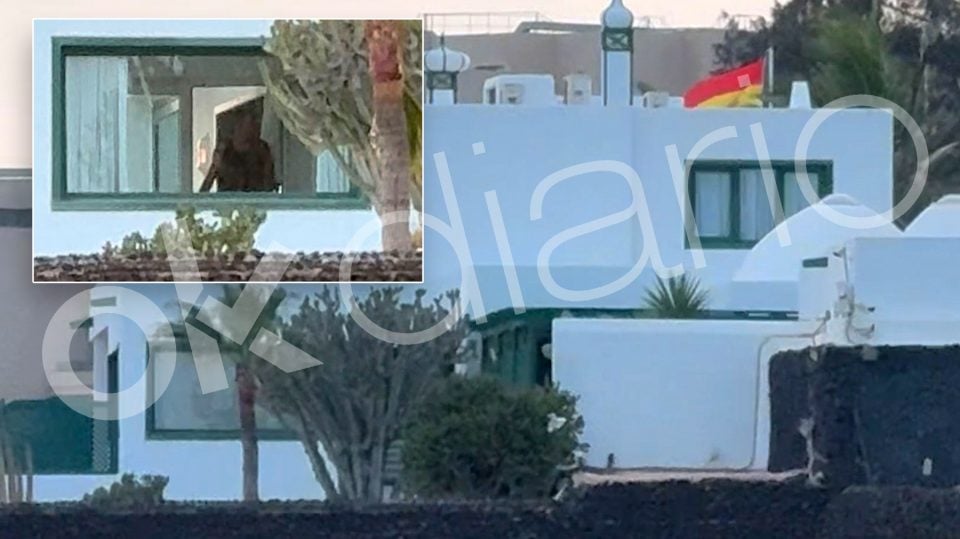 Colocan estores en las ventanas de La Mareta tras captar OKDIARIO imágenes de Sánchez y su familia