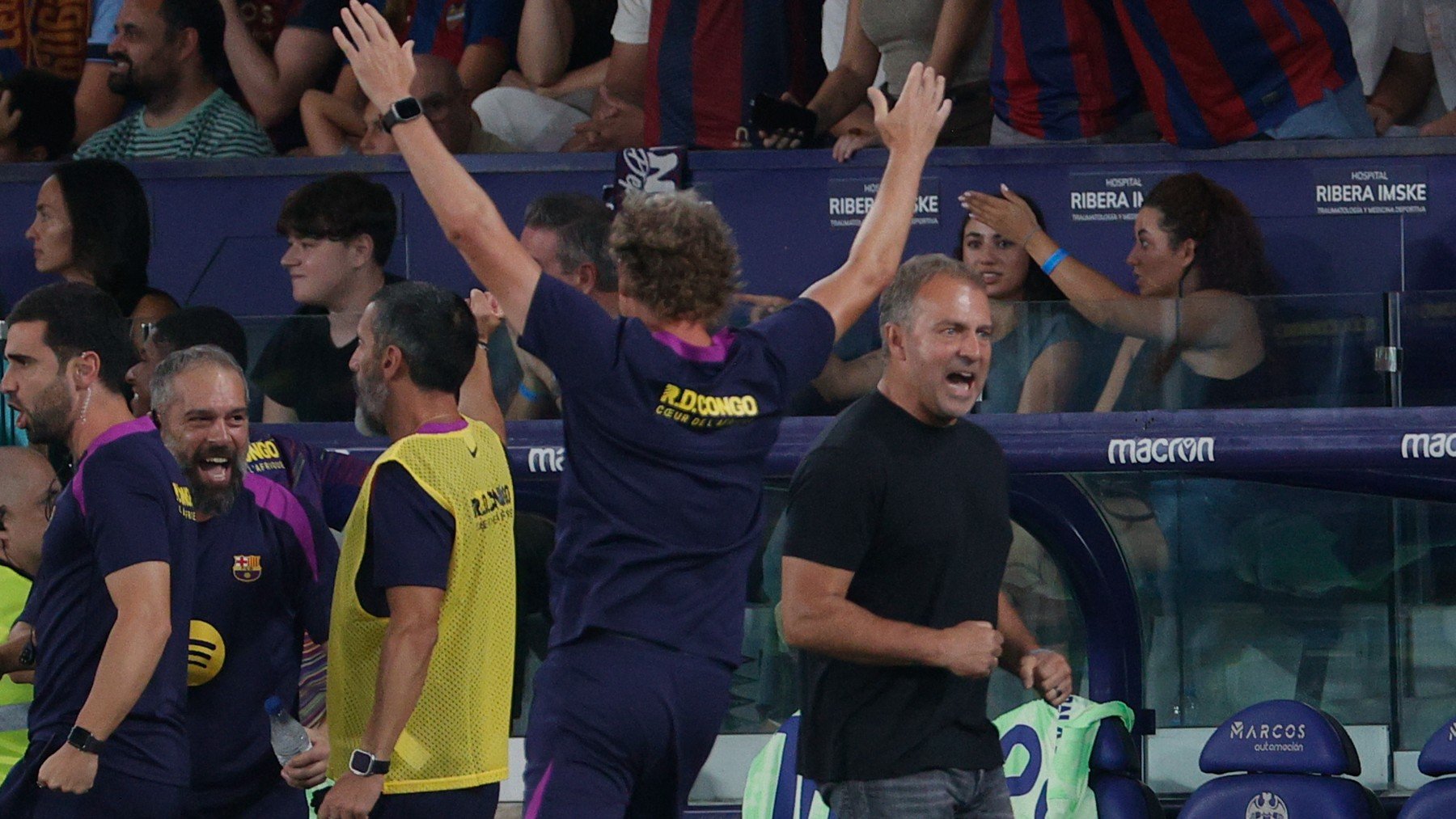 Flick celebra la victoria ante el Levante. (EFE)
