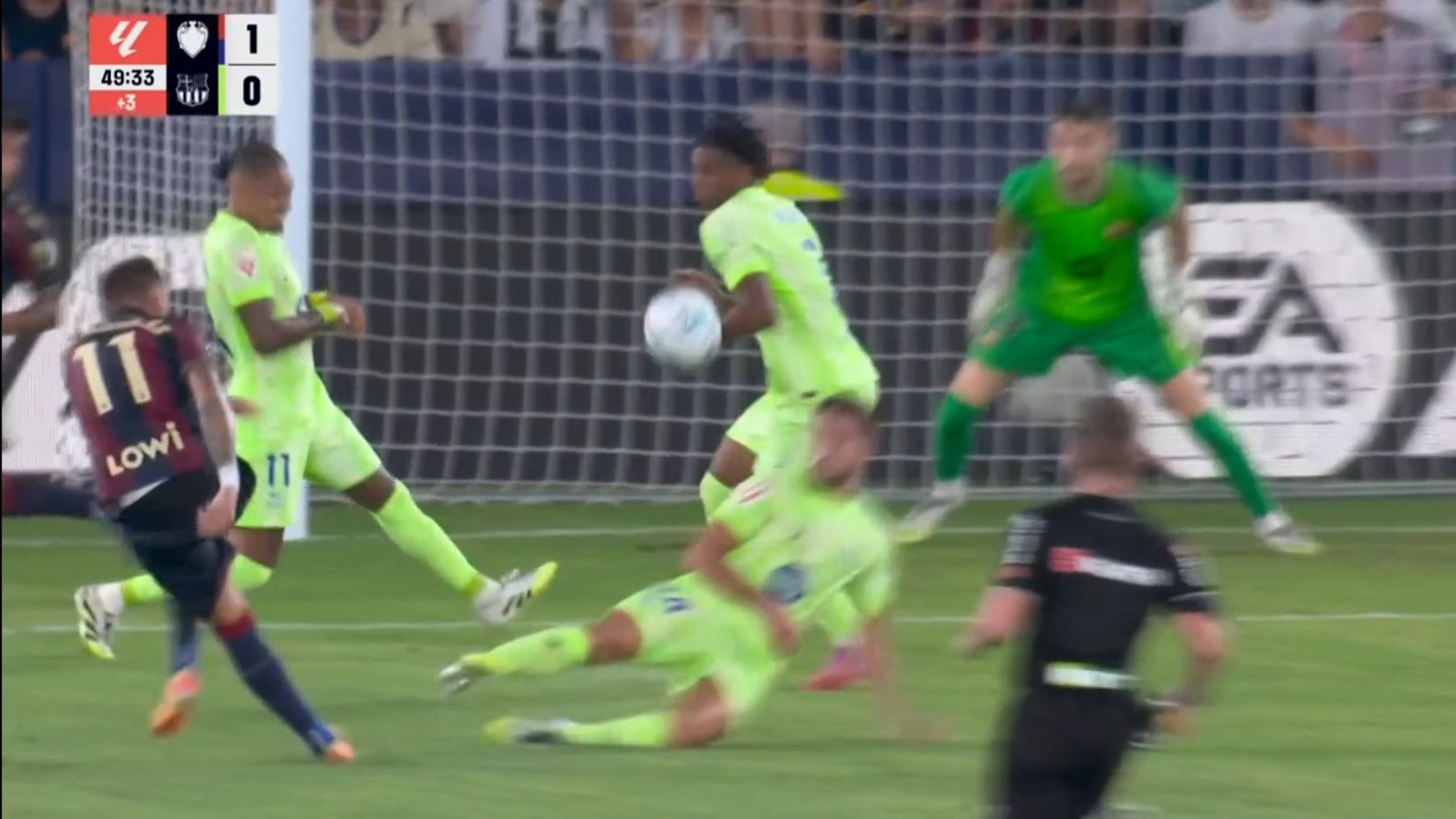 Así fue la mano de Balde en el área.