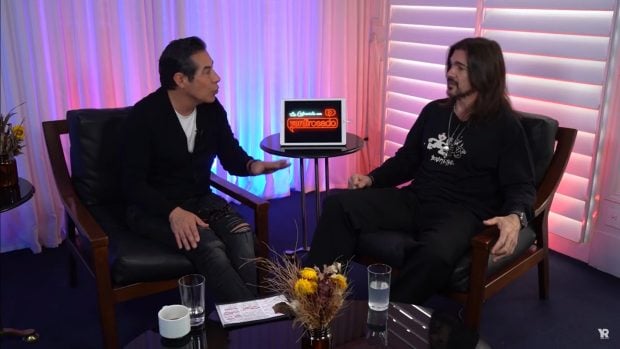 El cantante Juanes durante una entrevista en el pódcast del periodista Yordi Rosado (YouTube).