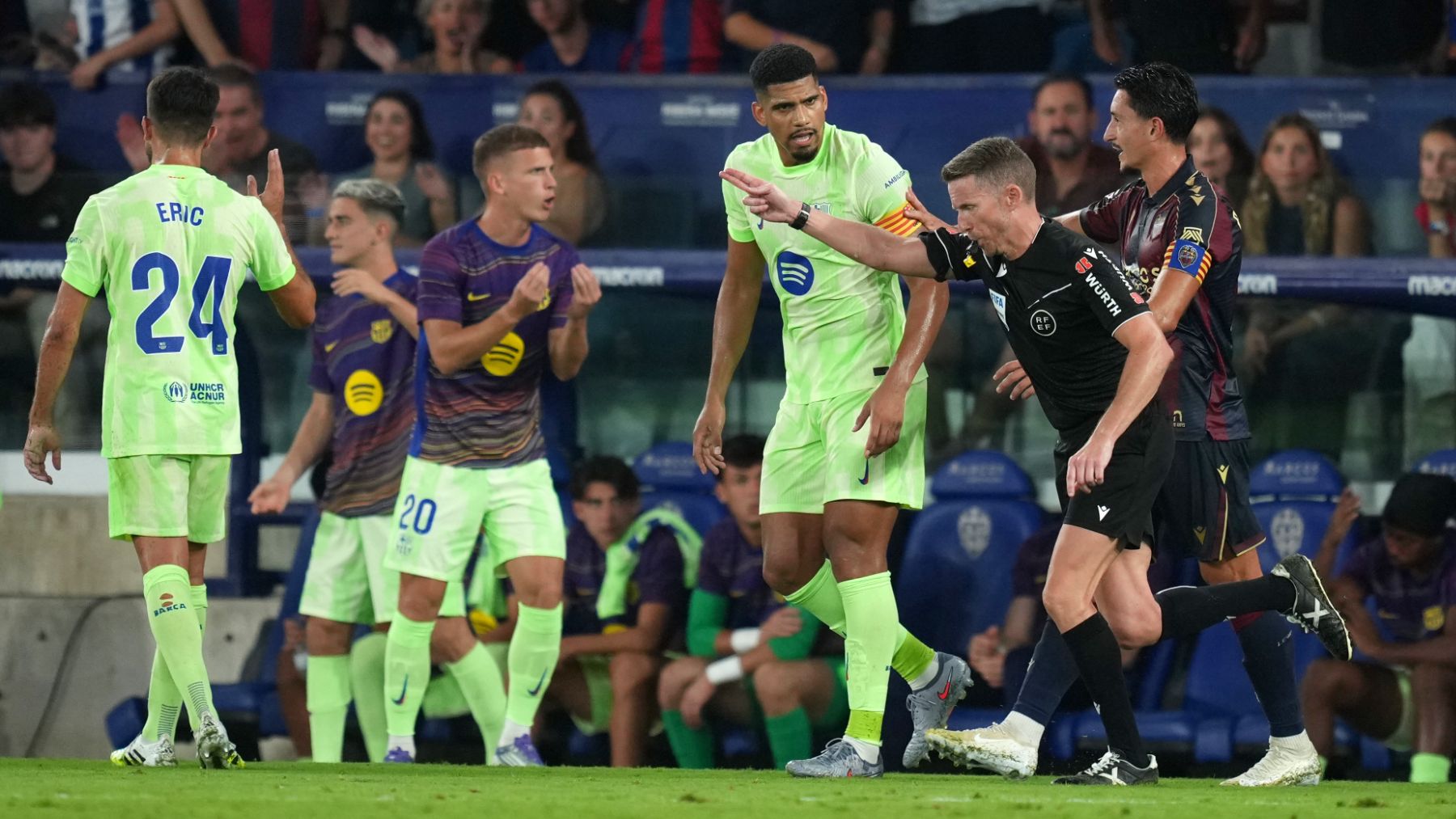 Hernández Hernández pita penalti. (Getty)