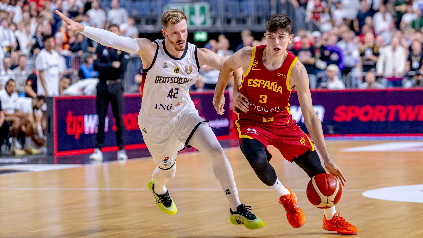 Sergio de Larrea ante Obst en el Alemania-España. (FEB)