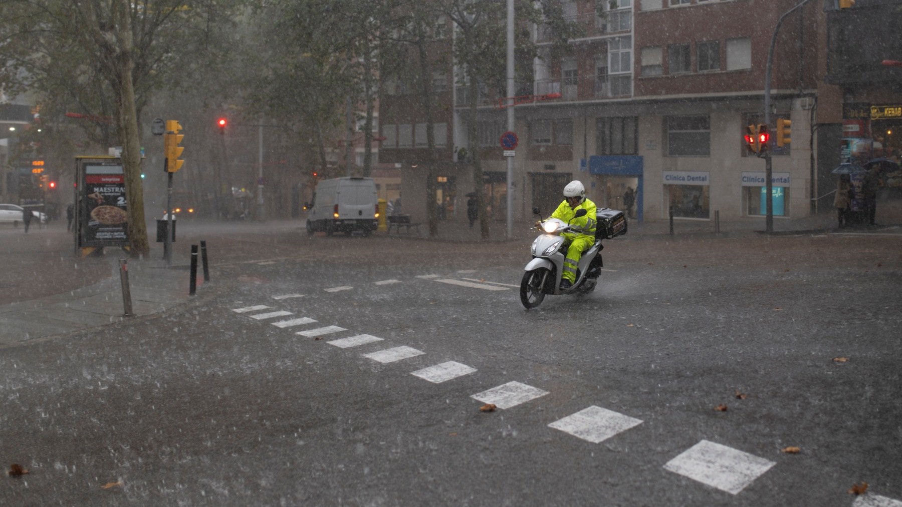 Un repartidor en moto durante la tormenta, a 30 de octubre de 2024, en Barcelona, Cataluña. (EP)