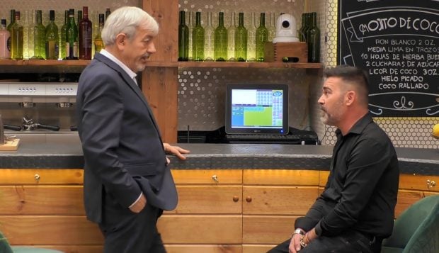 Carlos Sobera habla con José Miguel. (Mediaset)
