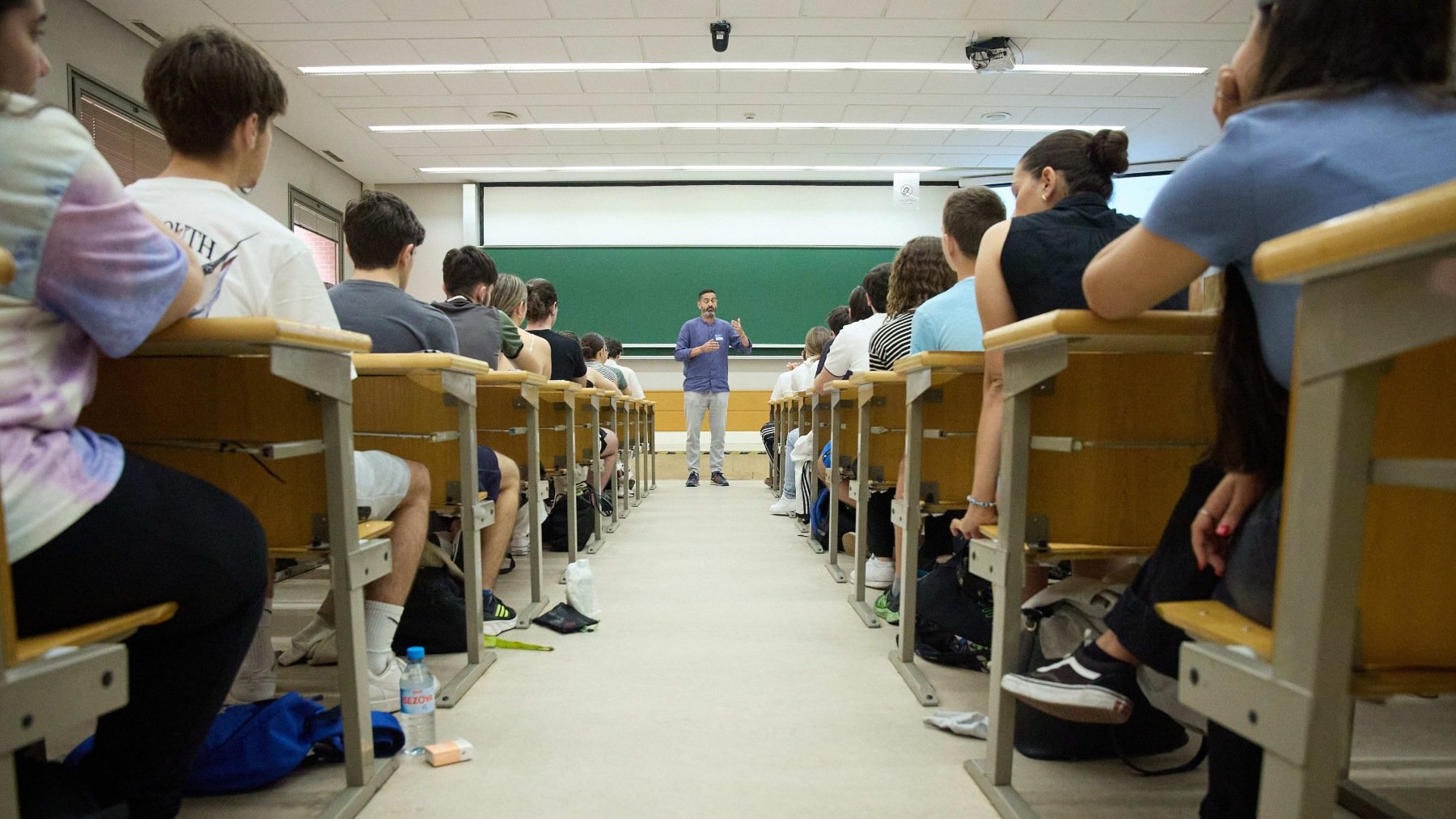Alumnos en un aula antes de comenzar un examen de Selectividad. (Europa Press)