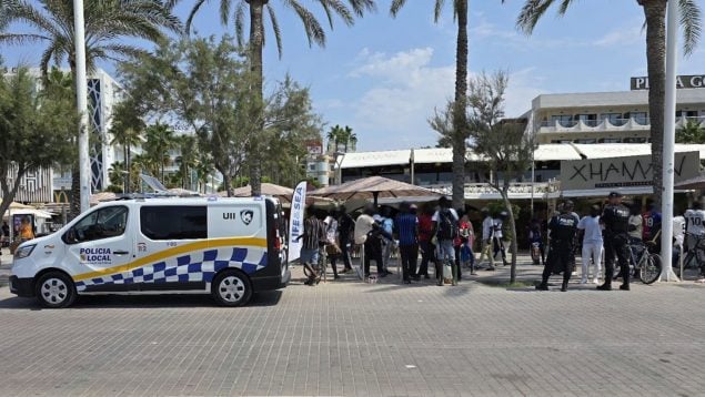 Playa Palma mantero venta ambulante agrede policía