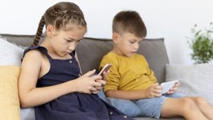 piden que los niños dejen de mirar el móvil