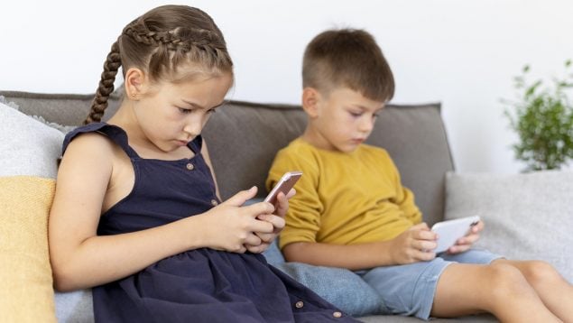 piden que los niños dejen de mirar el móvil