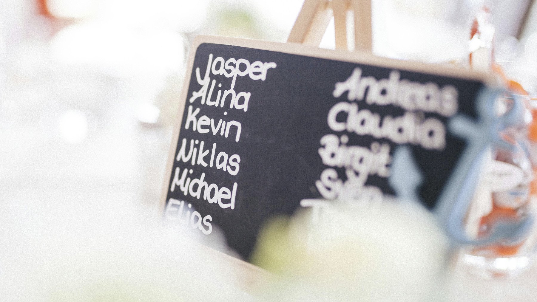 Nombres en una pizarra. Foto: Pexels.