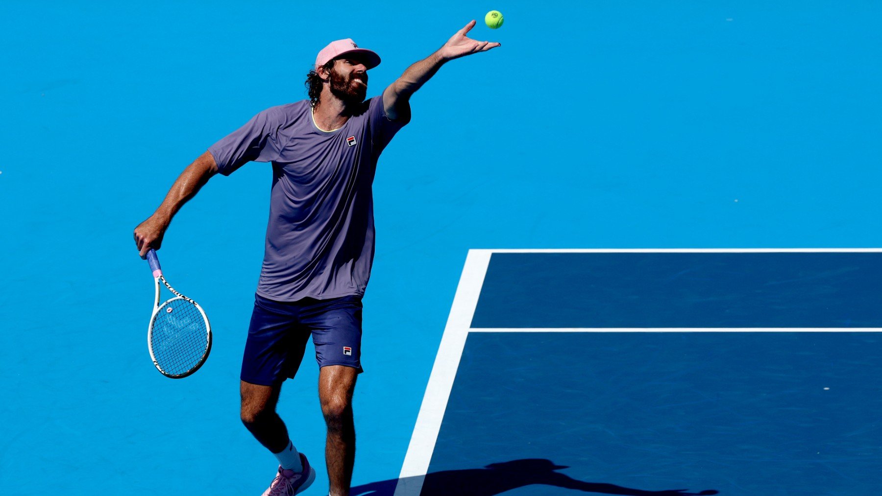Opelka saca durante su partido contra De Miñaur en Cincinnati. (Getty)