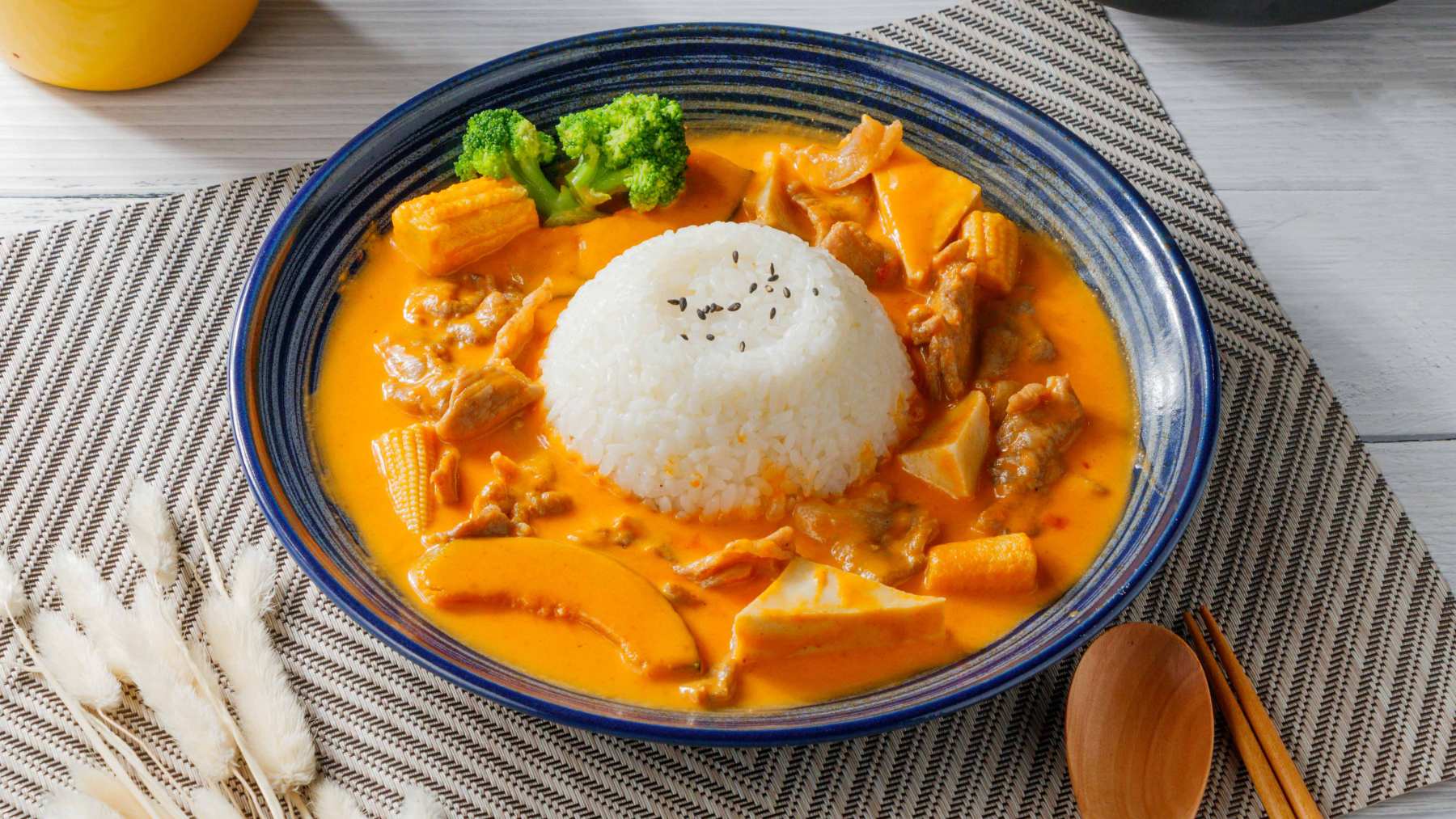 Pollo al curry con leche de coco.