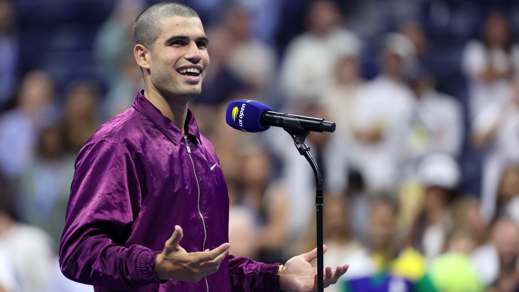 Alcaraz pregunta al público de la Arthur Ashe si le gusta su peinado. (Getty)