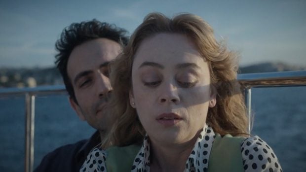 Bahar y Evren en una escena de la serie Renacer (Atresmedia).