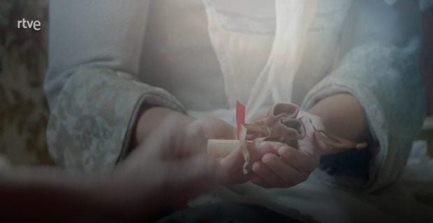 Úrsula envenena a su prima en ‘Valle Salvaje’. (RTVE)