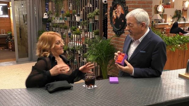 Pati junto a Carlos Sobera en el plató de First Dates (Mediaset).