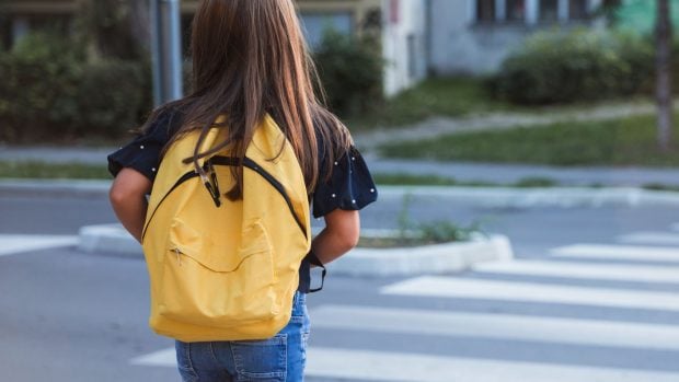 La movilidad sostenible protege la salud y la seguridad de la infancia en momentos como el camino al colegio. 