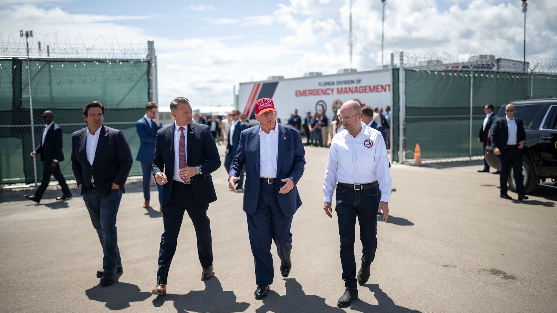 Donald Trump durante la visita al centro de detención conocido como Alligator Alcatraz. (Foto: Europa Press).