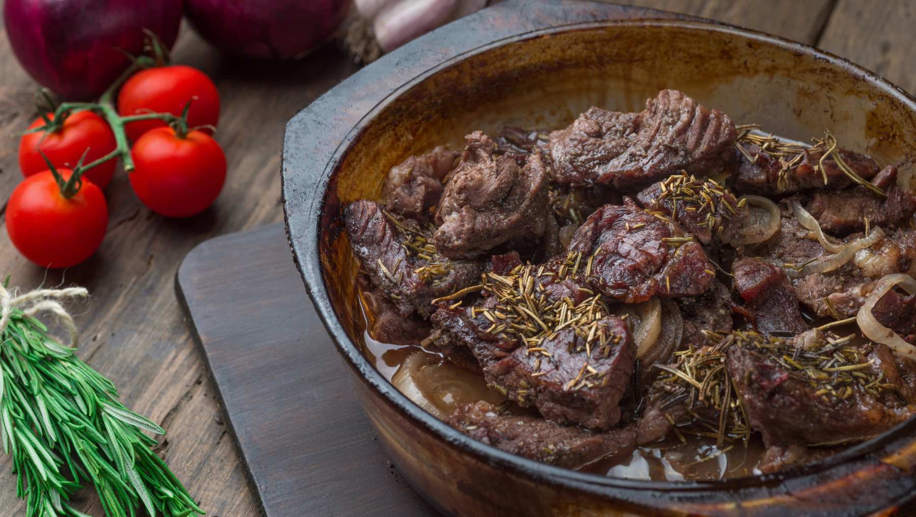 Carrilleras de ternera receta tradicional: melosas en salsa de vino tinto