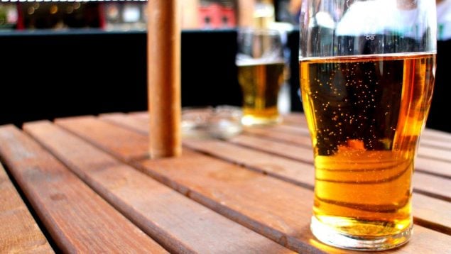 Costumbre rara de los bares de Asturias, costumbre que sólo existe en los bares asturianos, costumbre de bares de Asturias, costumbres asturianas, escanciar la sidra, tradición bar de Asturias.
