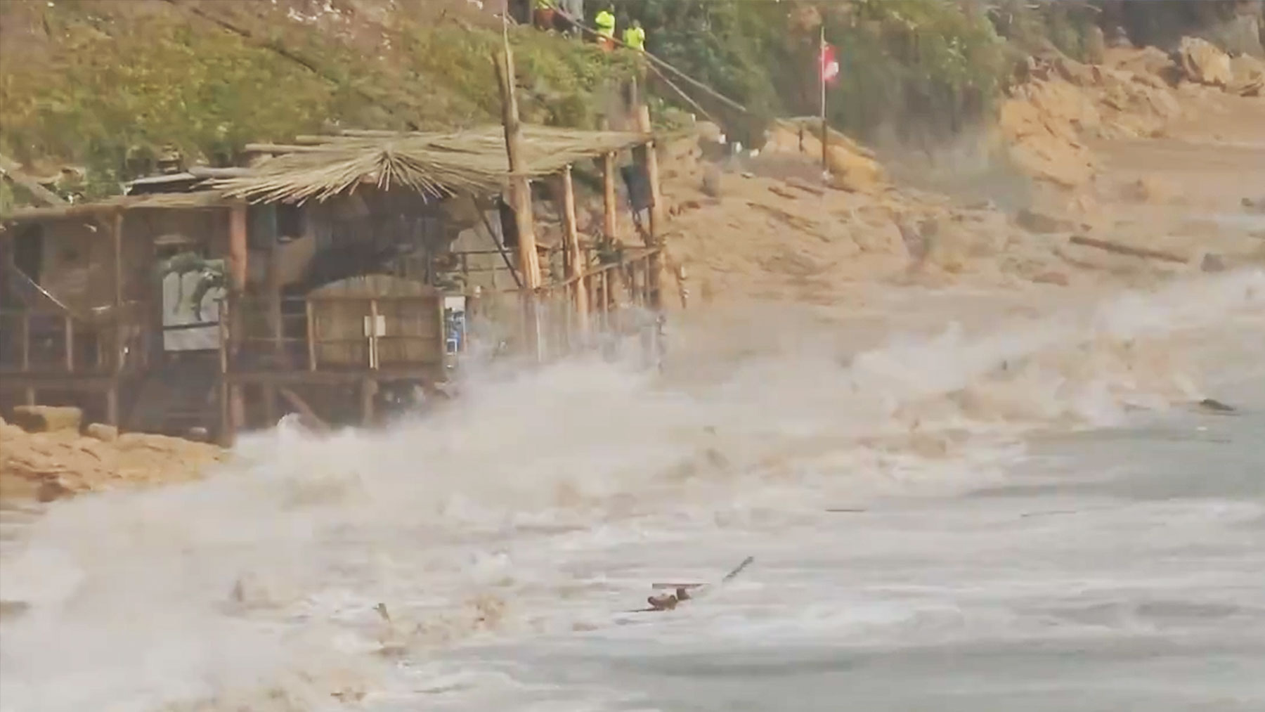 Alerta en las playas de Cádiz: prohíben el baño y la marea arrasa un chiringuito de Caños de Meca