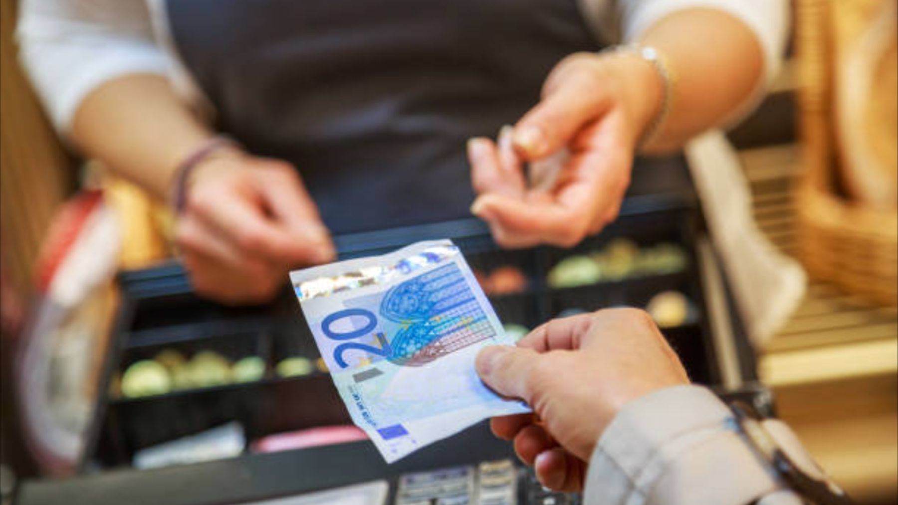 Debes llamar a la Policía: el aviso de la OCU si te pasa esto en una tienda
