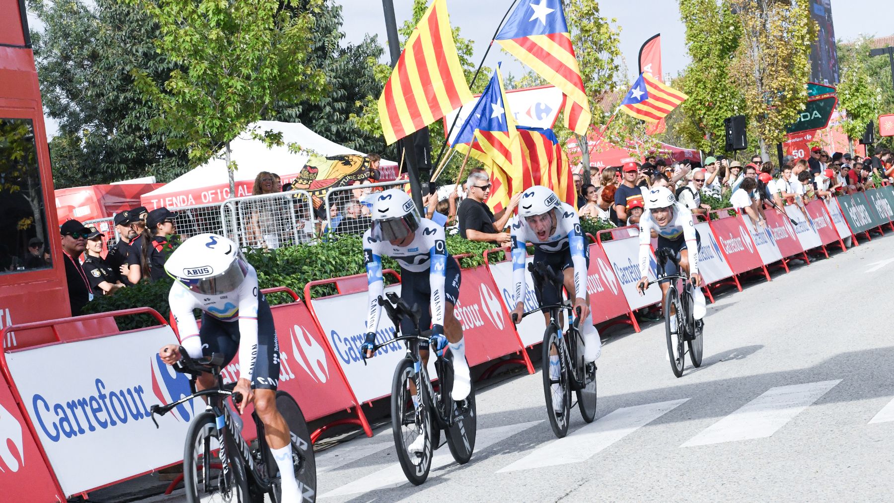 Decenas de esteladas en la meta de Figueras en la quinta etapa de la Vuelta a España